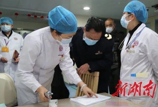 关键时刻豁得出冲得上,关键时刻站得出来危难关头豁得出