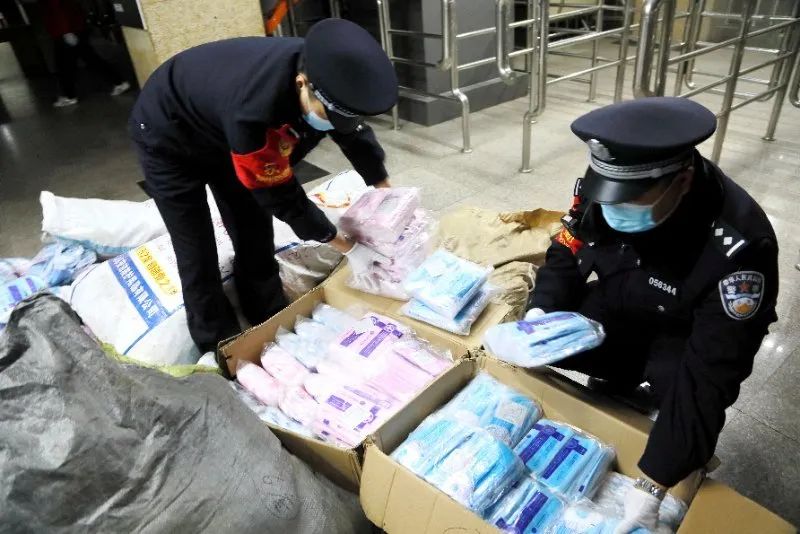 32万只假口罩即将被运走，好在铁警及时接到群众举报……