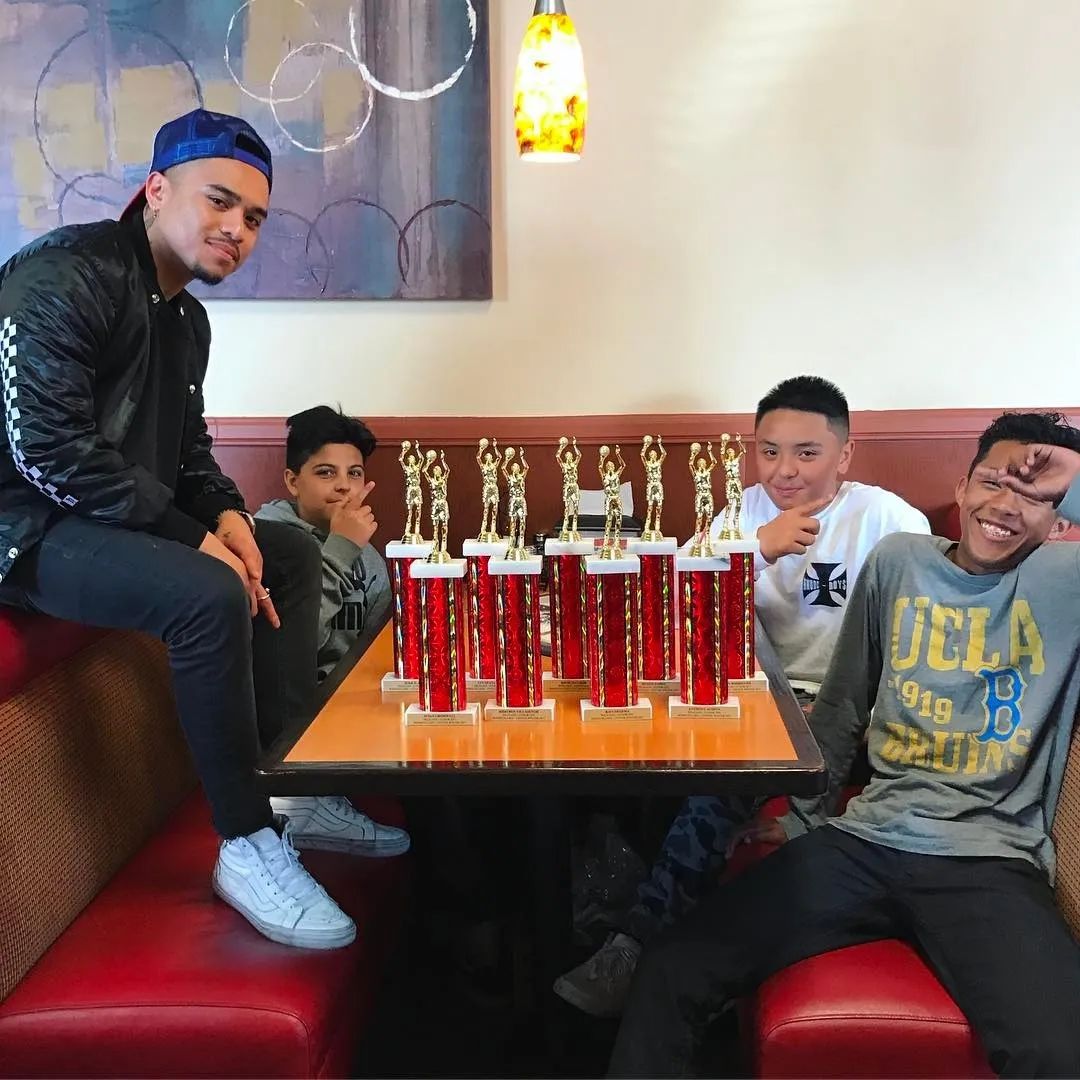 泡菲律宾火辣女孩、上身菲律宾牌子RHUDE是每一个潮人的幻想吧？