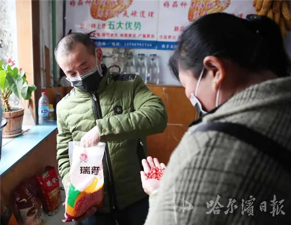 春耕生产农资送上门服务到田间,春播玉米种子开始送货