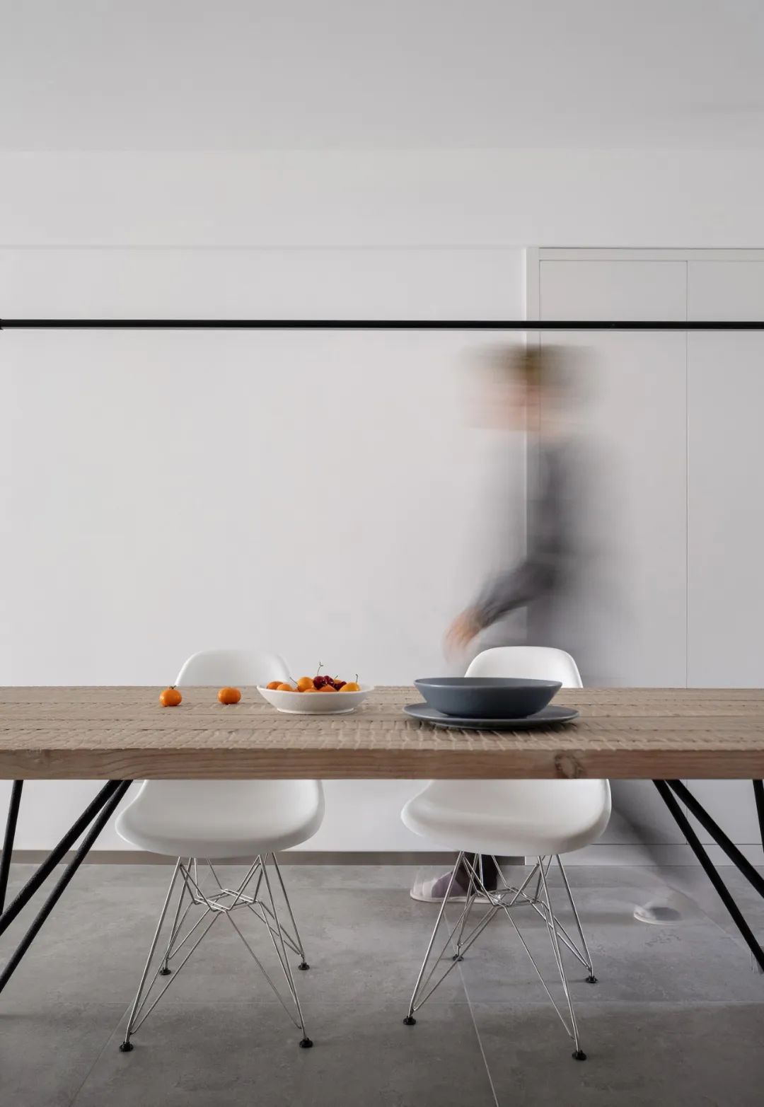 入门玄关连着小房间不浪费空间,现代化两边不靠墙入户玄关实用