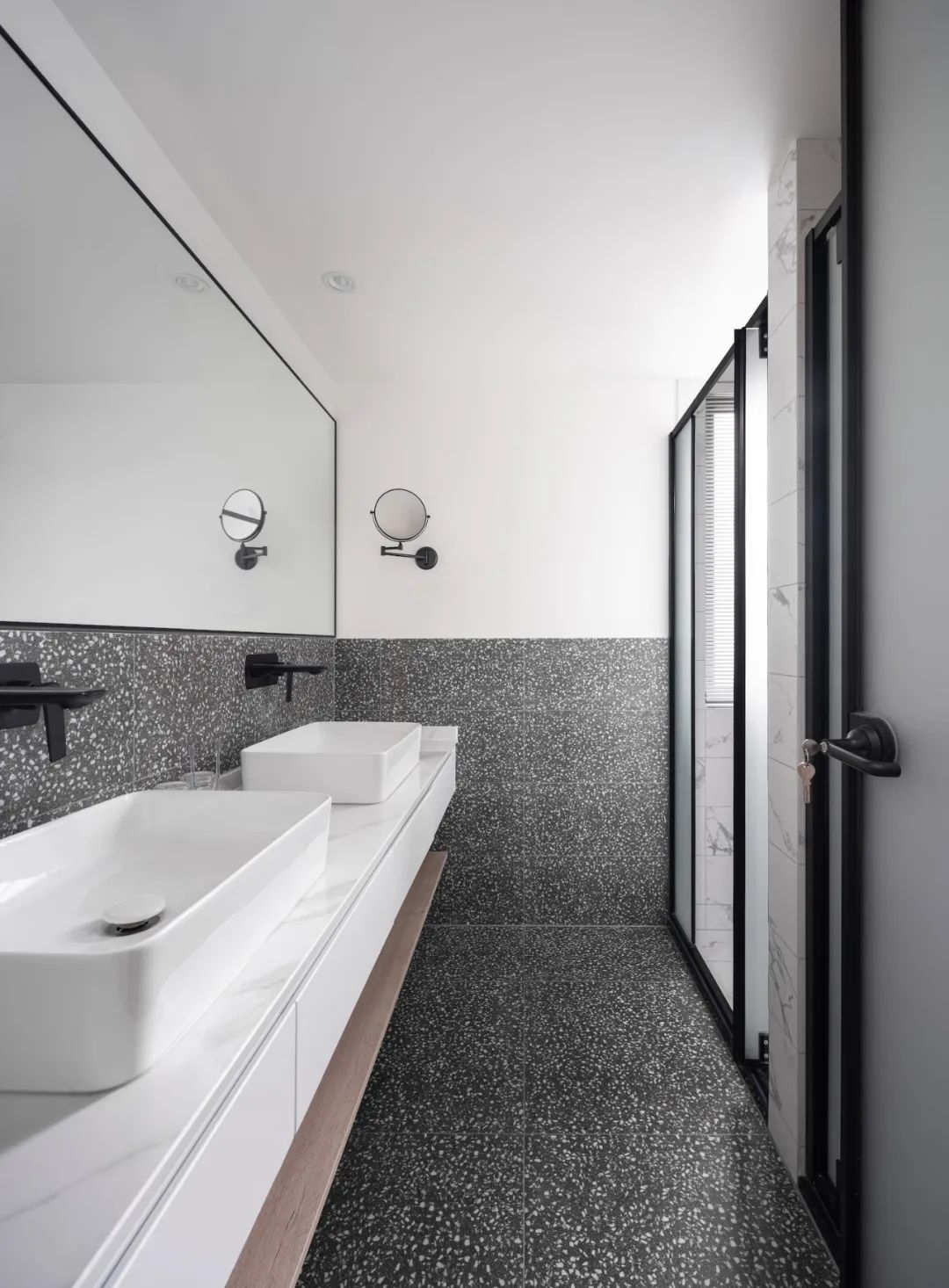 入门玄关连着小房间不浪费空间,现代化两边不靠墙入户玄关实用