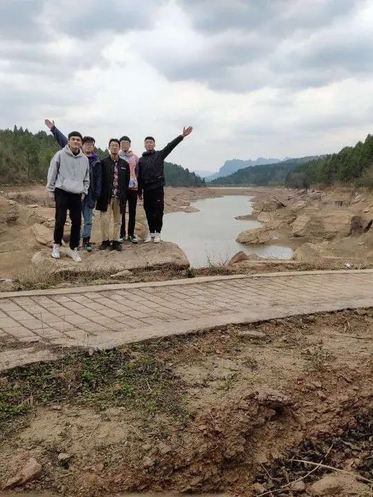 7名大学生手拉手救人溺水,男子与妻子争吵跳桥被救