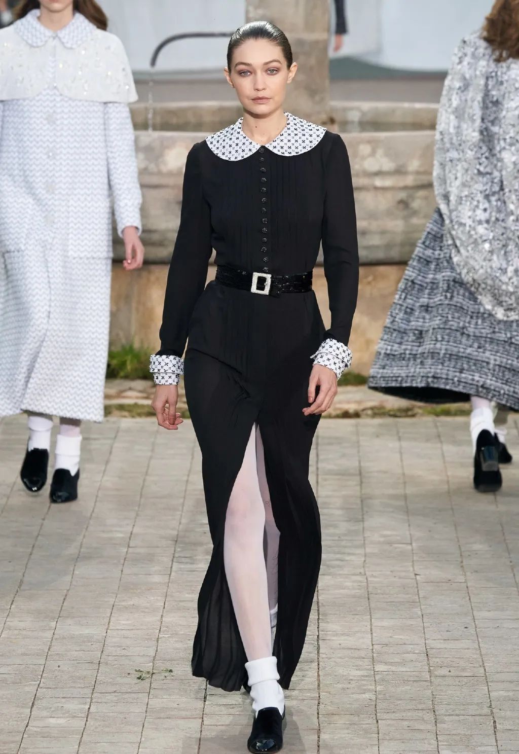 今年的自信就指着领子了