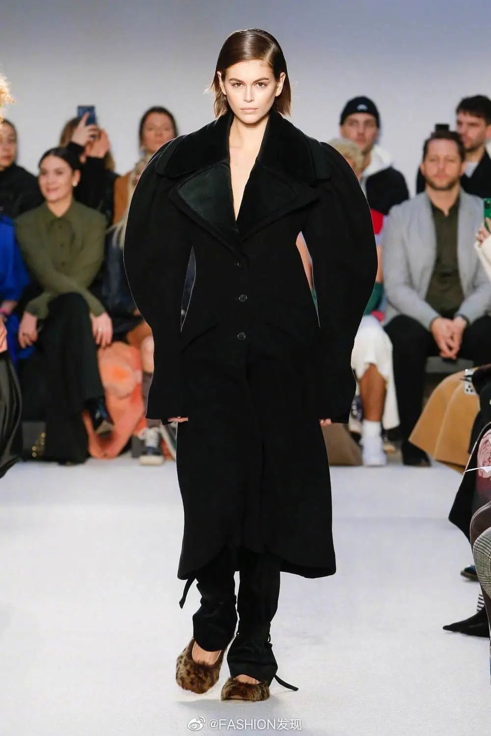 今年的自信就指着领子了