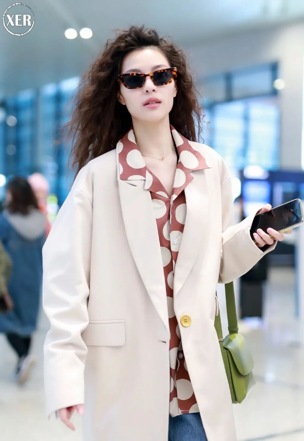 今年的自信就指着领子了