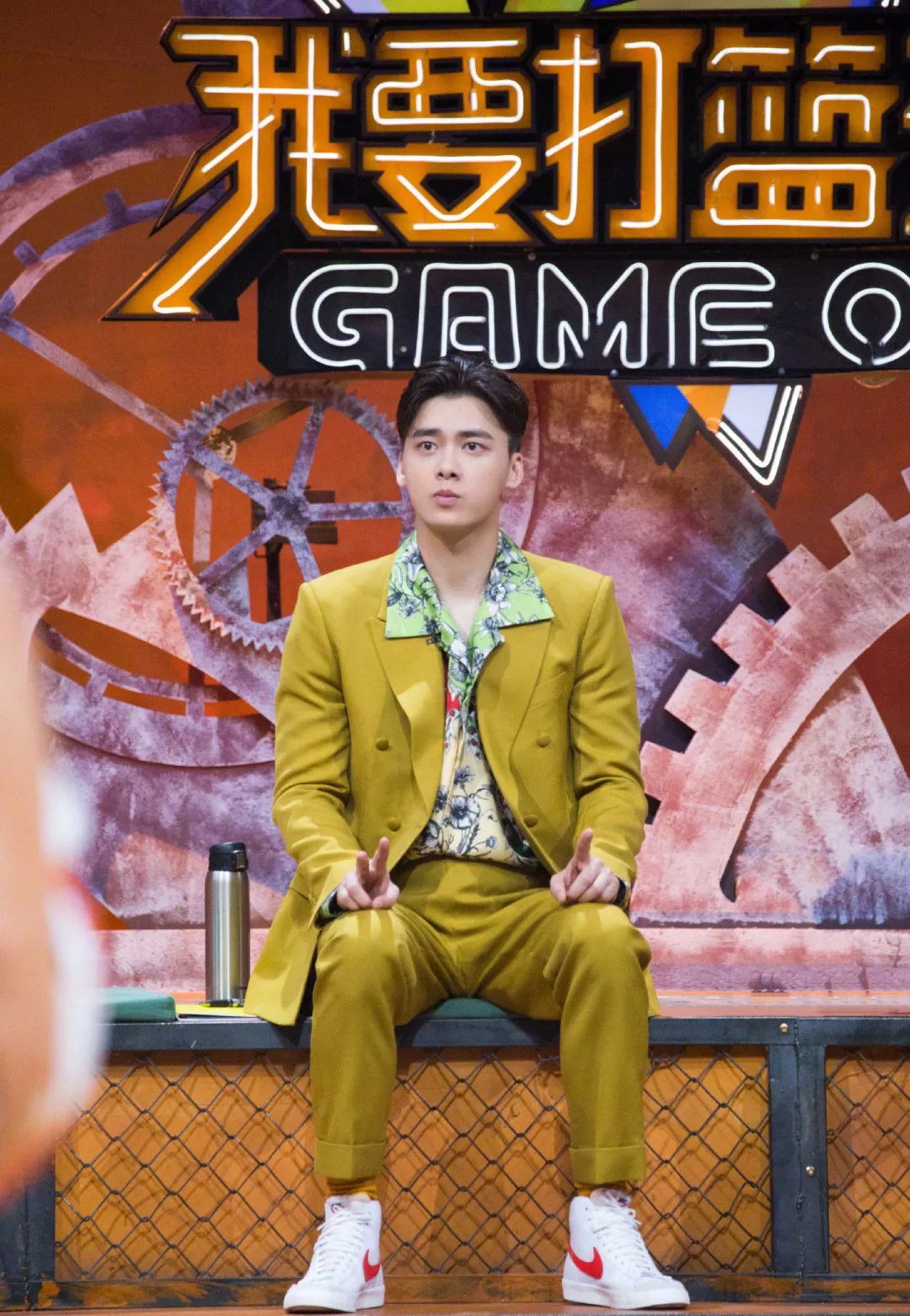 今年的自信就指着领子了