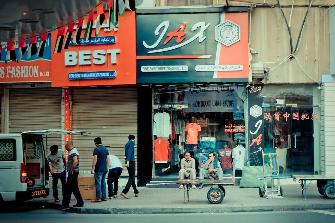 富到流油的阿联酋，穷人比黄金还多