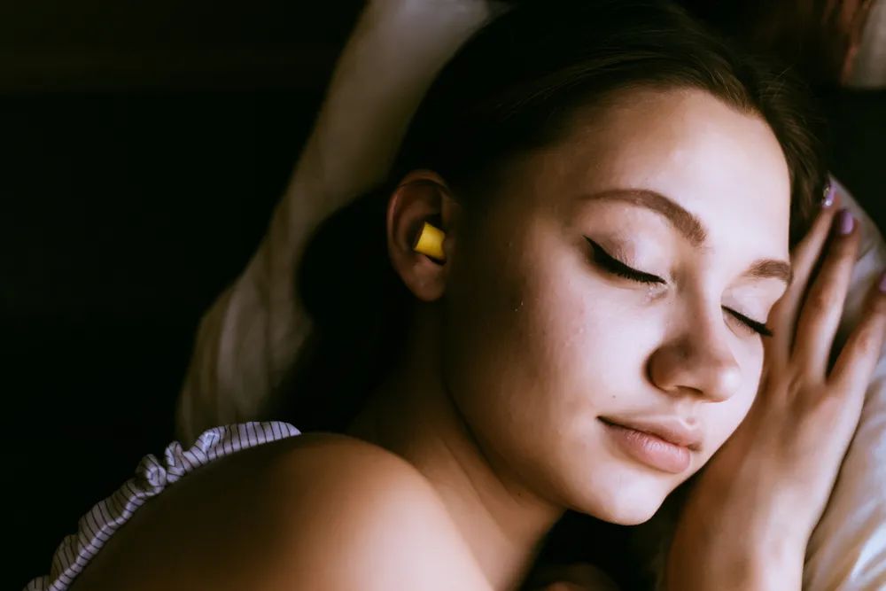 睡不着喝点酒助睡眠,睡不着喝奶管用吗