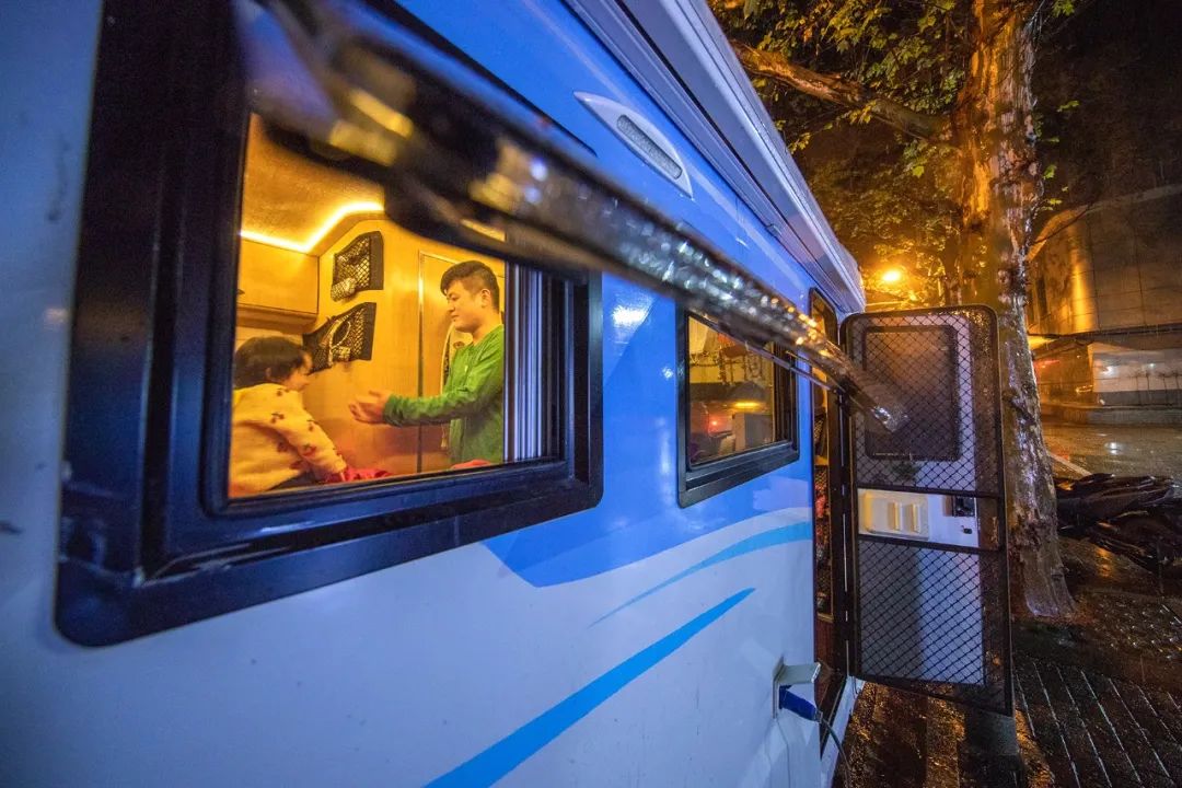 一家三口在车里住了3年,黄石一家三口