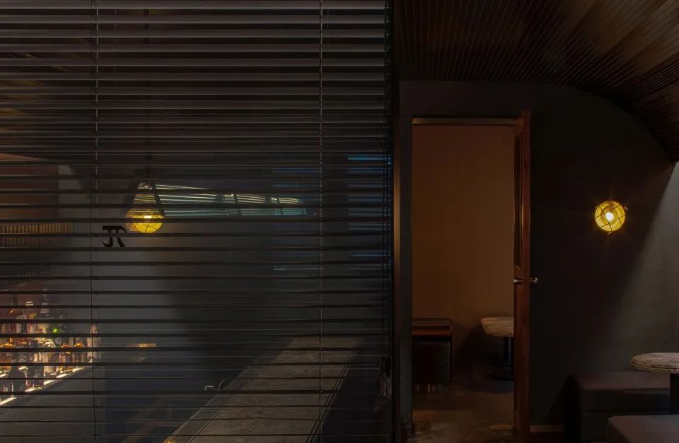 新作|结合欧式车厢和美式办公室风格-成都“π酒吧”/iZDesignStudio