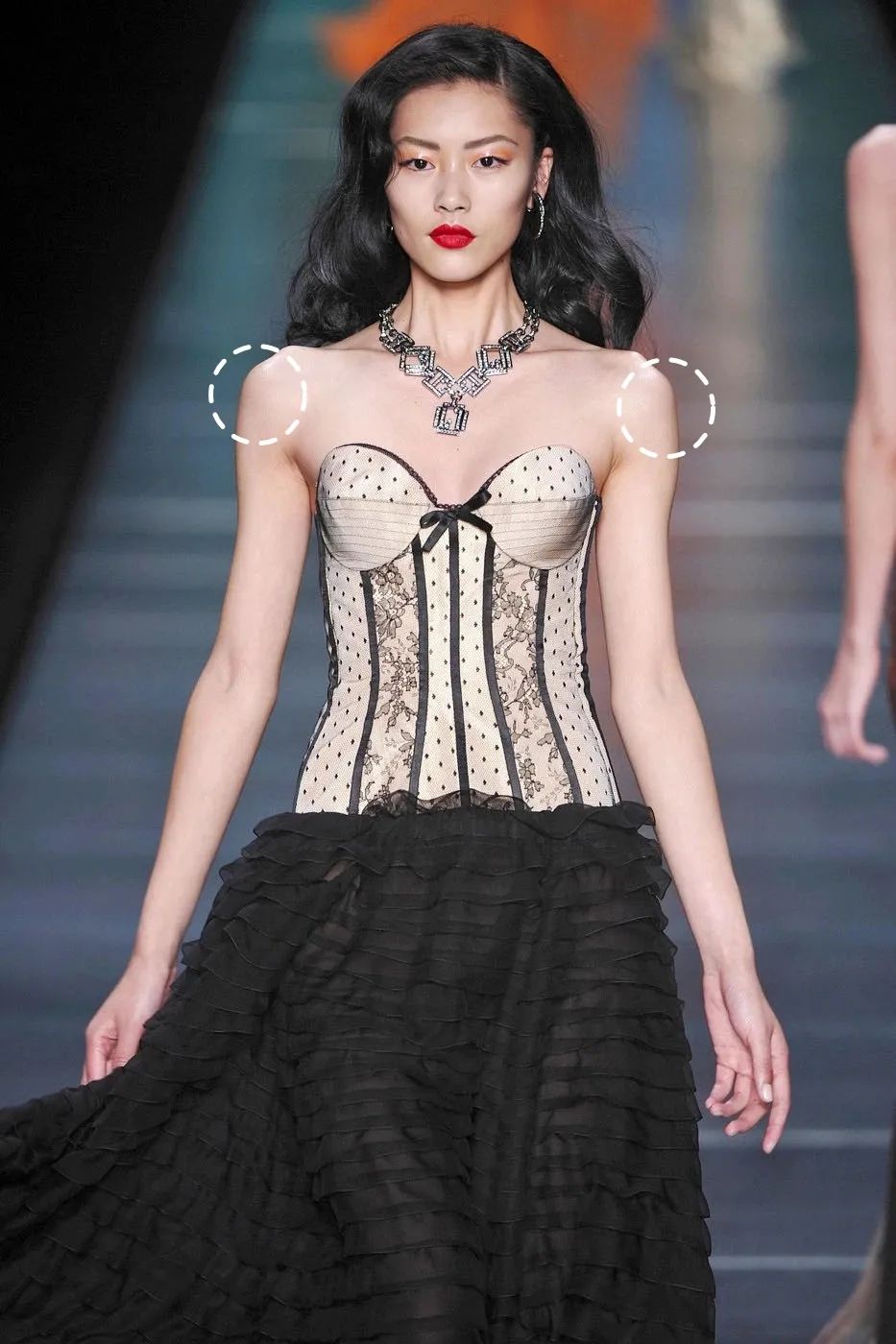 练锁骨一字肩的动作,练肩膀和背锁骨的动作