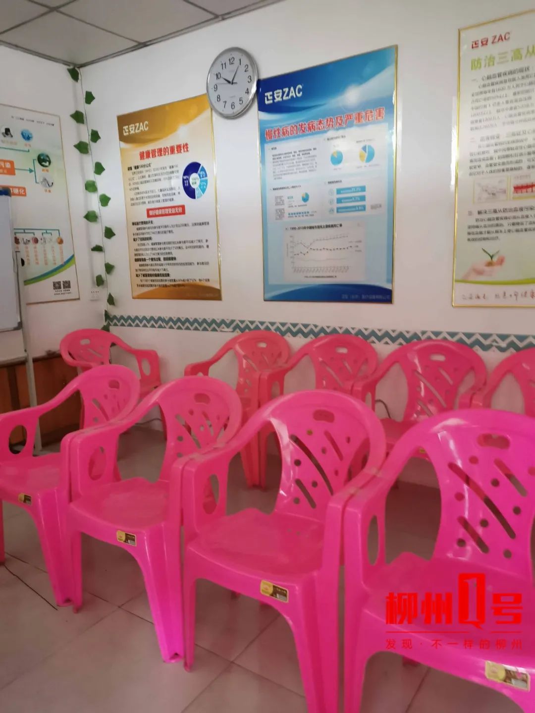 哪疼放哪？柳州八旬老人要在这高价买治疗机，钱不够店员陪着去取