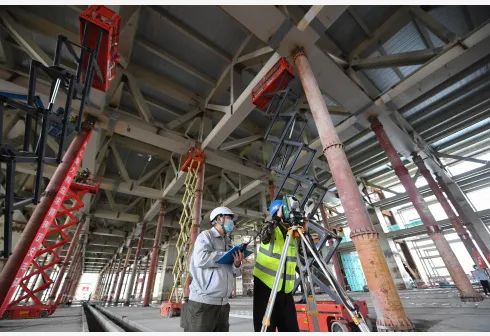 在“战疫”中亮绝活——北京冬奥会主新闻中心完成国内最大规模钢结构桁架卸载