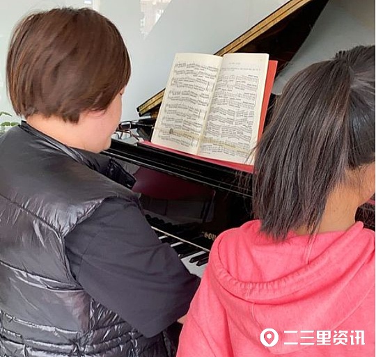 「二三里早八点」把树杈当单杠，德惠公园大爷大妈锻炼方式太奇葩