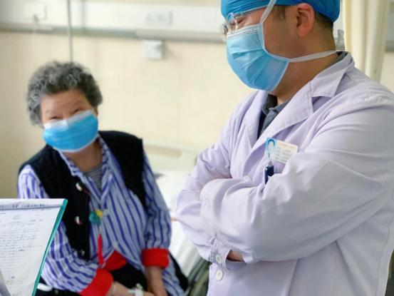 糖尿病老人尿血是什么原因引起的,老太太突然尿血