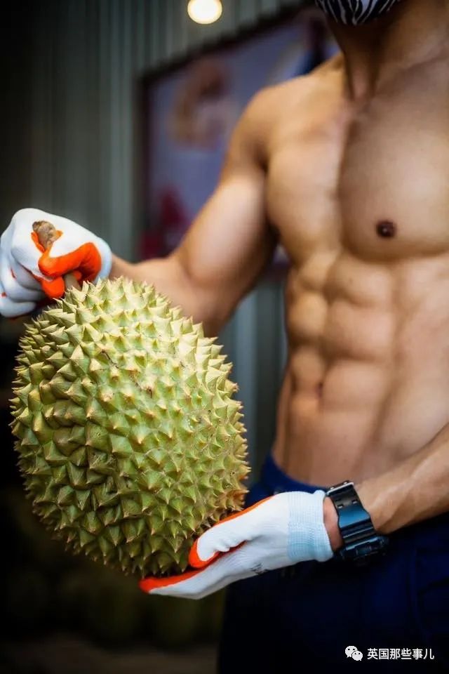 泰国健身教练赤膊卖榴莲走红,泰国健身教练榴莲