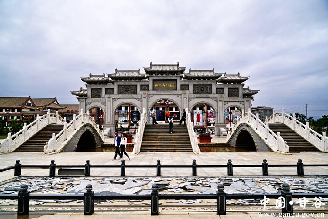 甘谷大像山世界之最,甘谷大像山镇全景