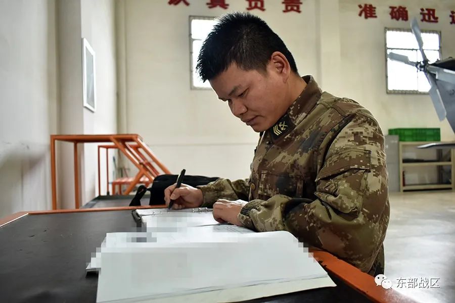 尖兵｜从农村娃到直升机“航电大拿”，“兵王”经历了什么？