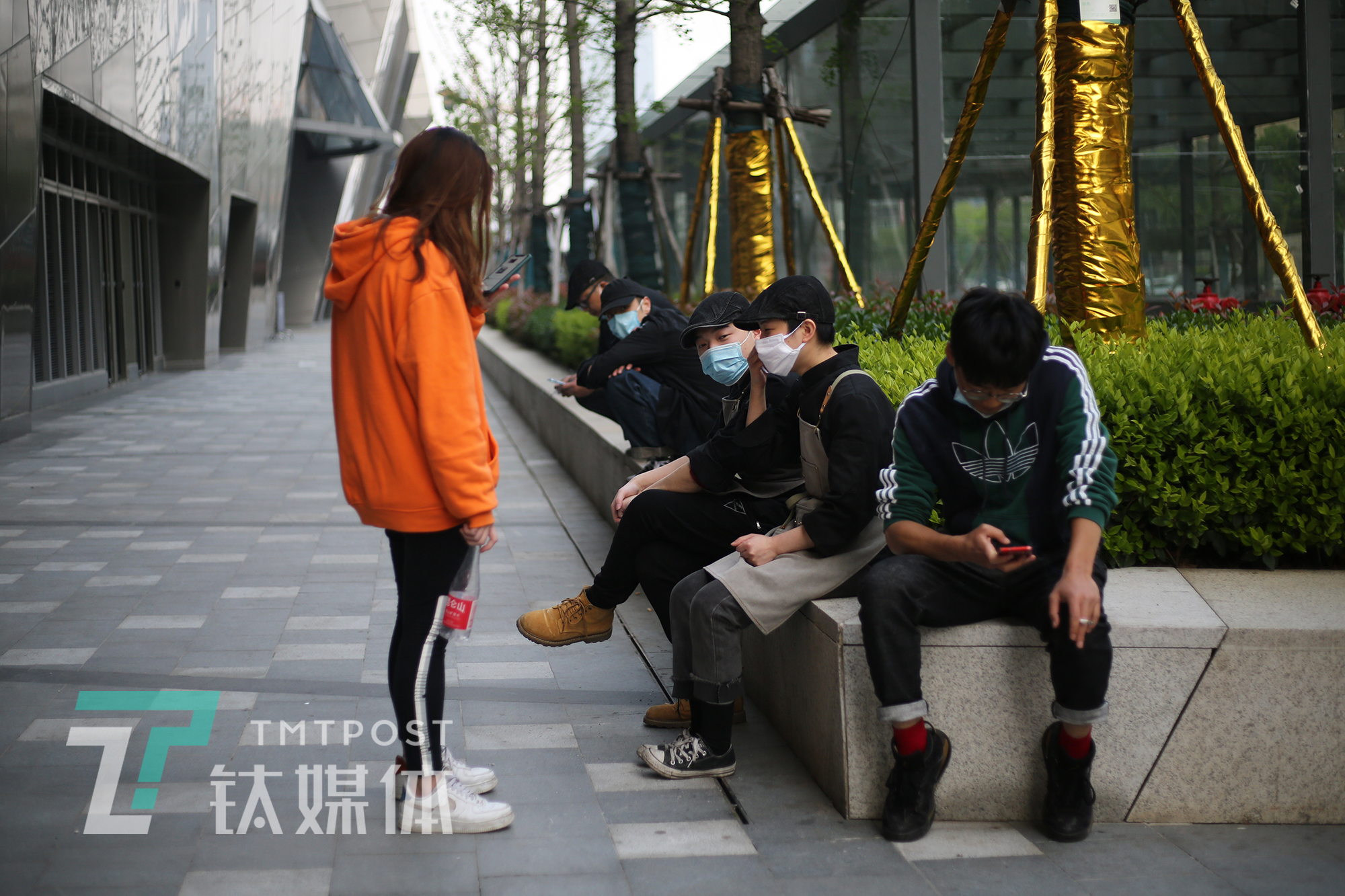 亏150万、倒掉10吨酒后,一家武汉酒馆的自救|钛媒体封面·武汉复苏