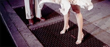 裙子里别再穿「Ta」了，现在流行这么穿