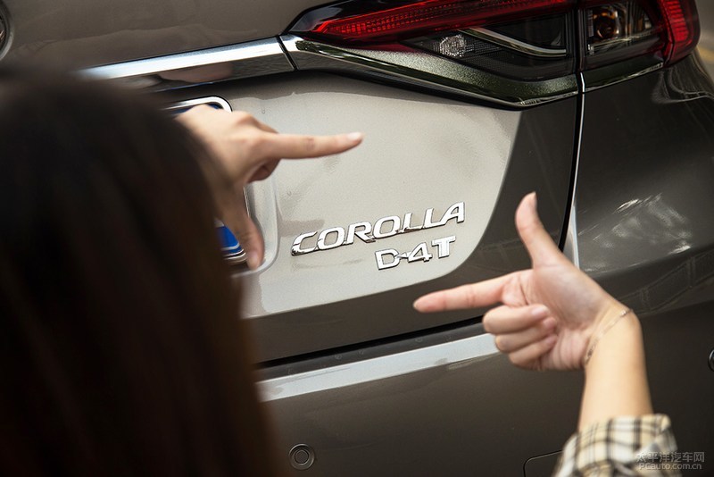 美女伴娘买车记她为何心动最低配卡罗拉？