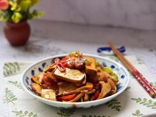 豆瓣酱豆干的做法,肉丁豆干炒酱家常做法