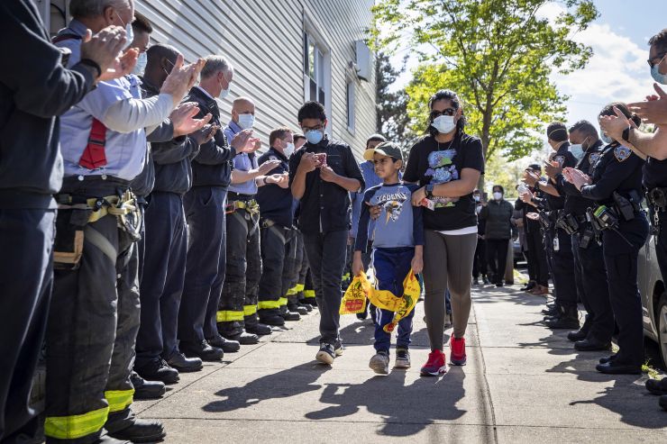 8岁男孩接种新冠后爆发性心肌炎,8岁男童感染新冠反复高烧