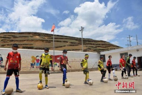 从大山里踢足球走出来的孩子,小孩在足球场踢足球