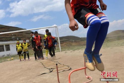 从大山里踢足球走出来的孩子,小孩在足球场踢足球