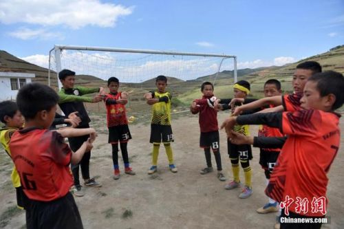 从大山里踢足球走出来的孩子,小孩在足球场踢足球