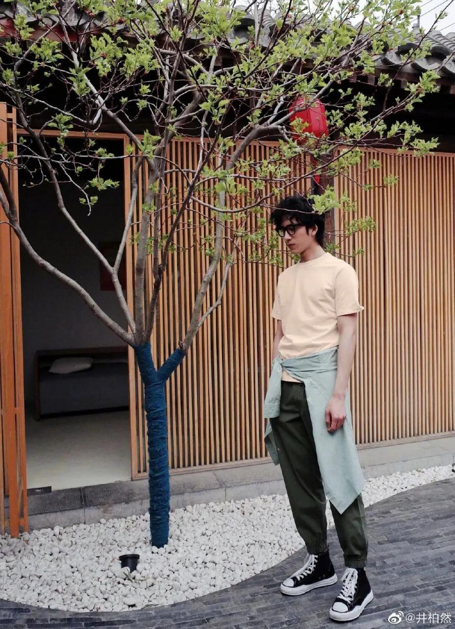 优衣库里的雷佳音是真的吗,雷佳音与优衣库解约