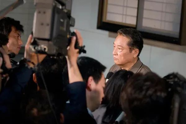 各自忙乱互相牵挂下一句是什么,成年人之间的感情参杂着