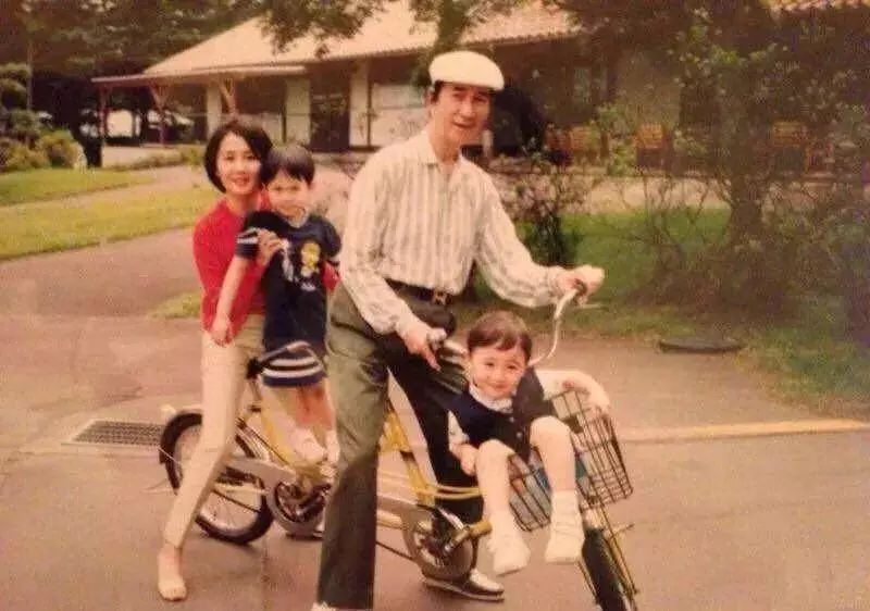赌王何鸿燊一家四口照片,香港赌王何鸿燊的传奇一生