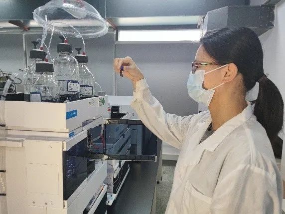 进口奶瓶和儿童餐具哪个好 (奶嘴和儿童餐具怎么选)