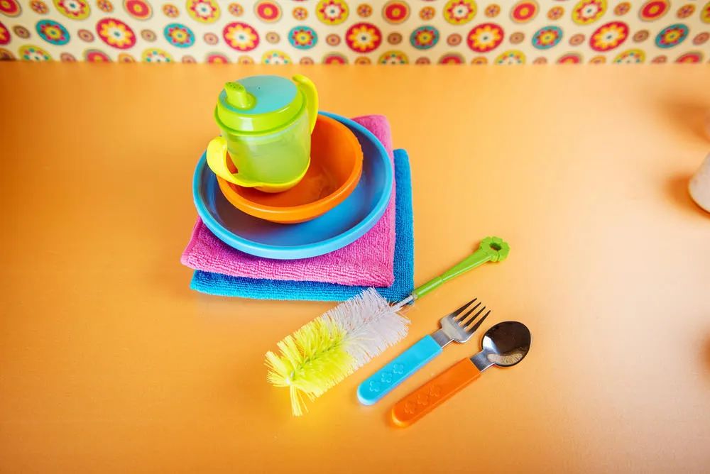 进口奶瓶和儿童餐具哪个好 (奶嘴和儿童餐具怎么选)