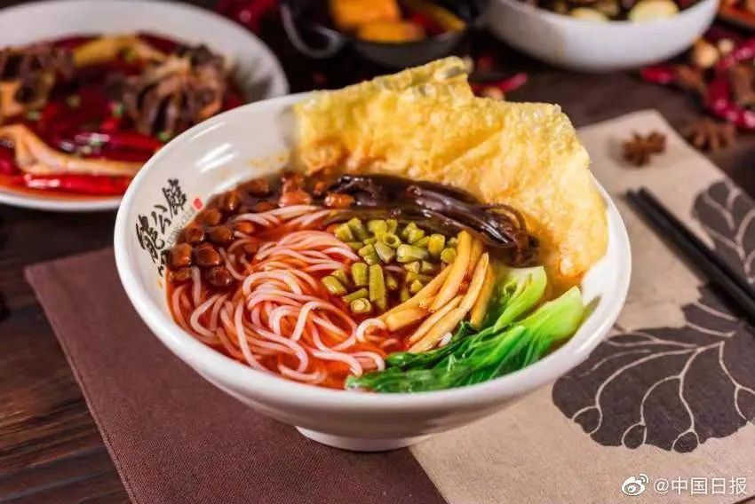 首家螺蛳粉学院新闻,中国首家螺蛳粉产业学院开课宣传