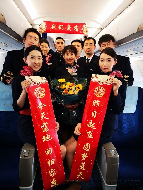 东航“服务明星”莫慧群：25年乘务生涯真心不易