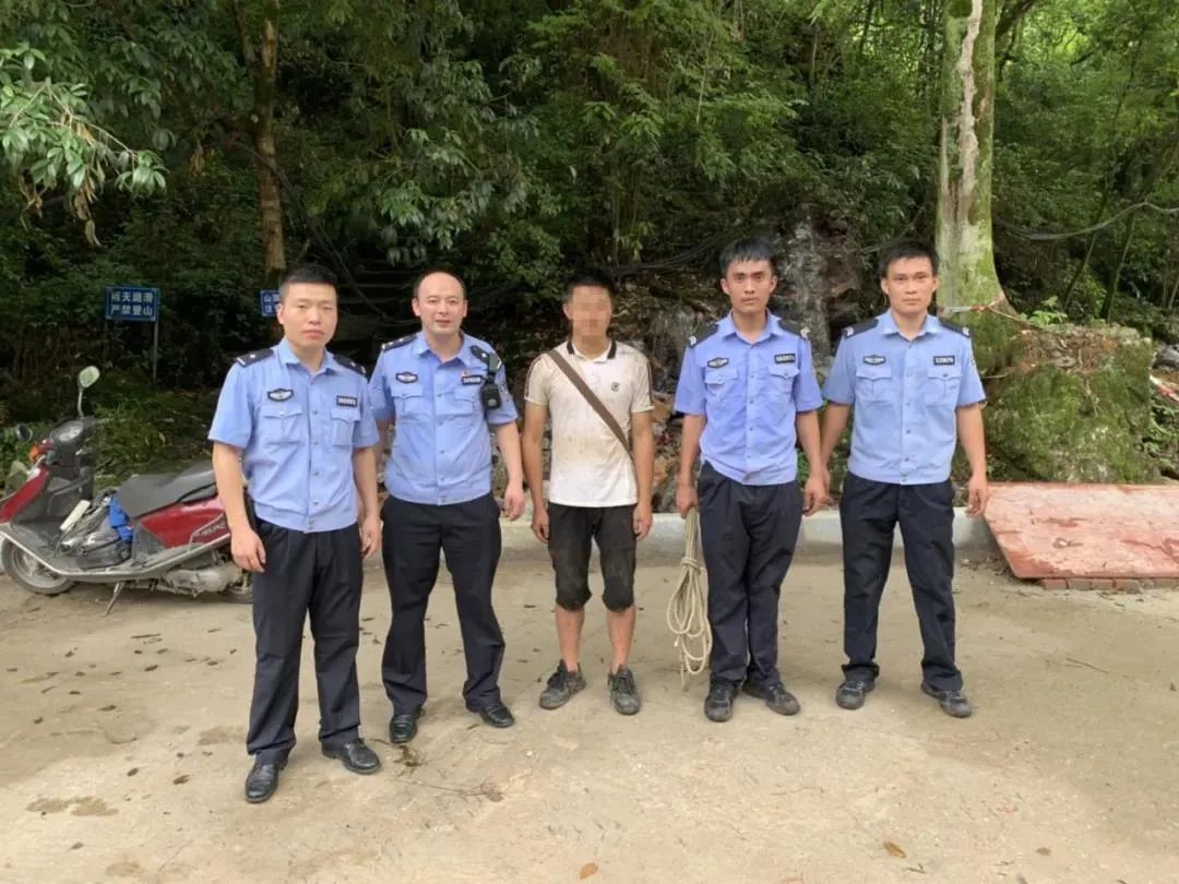 【转】“驴友”为“色”所迷！被困阳朔碧莲峰，赶紧拨打110求救