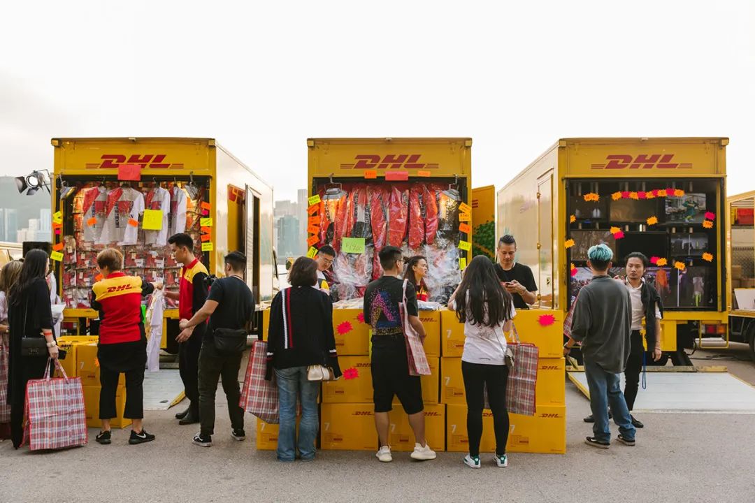 潮流圈早已盛行的“摆摊文化”，是品牌“名利场”还是卖鞋赚40万刀的神话？