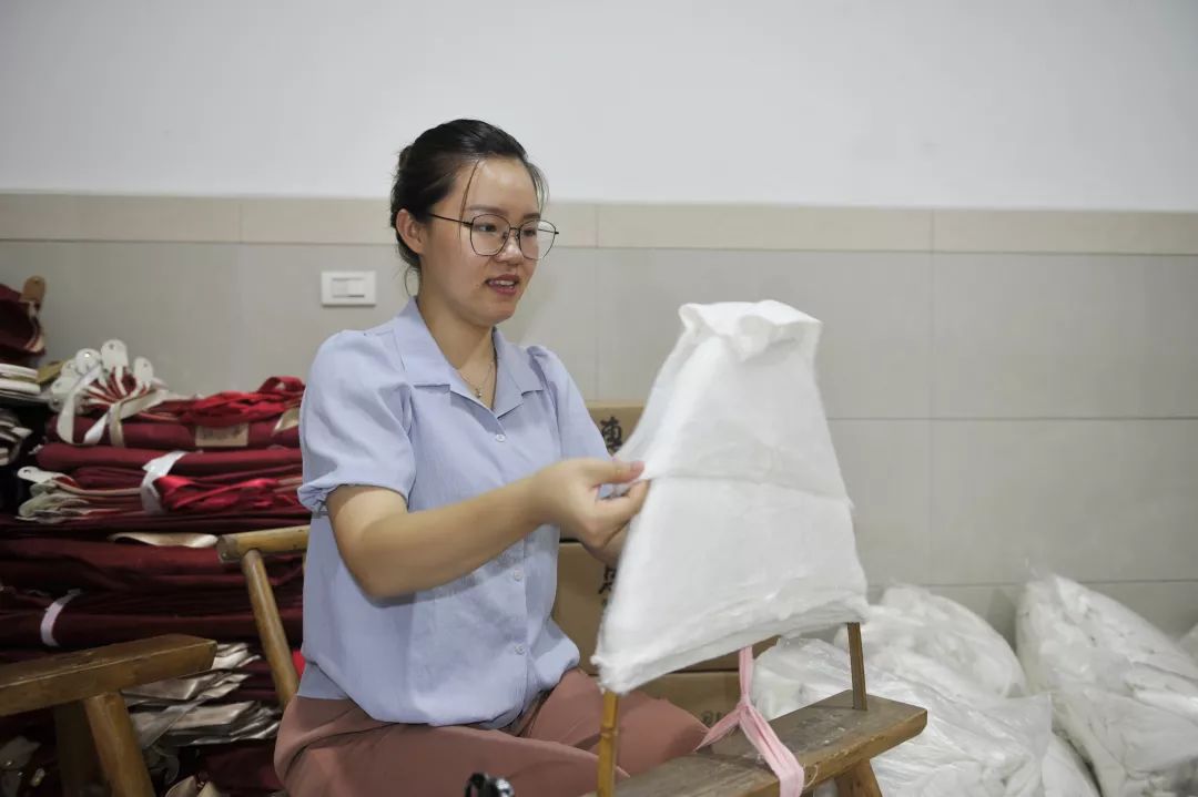 棉花被与蚕丝被哪个好,棉花被跟蚕丝被哪个好