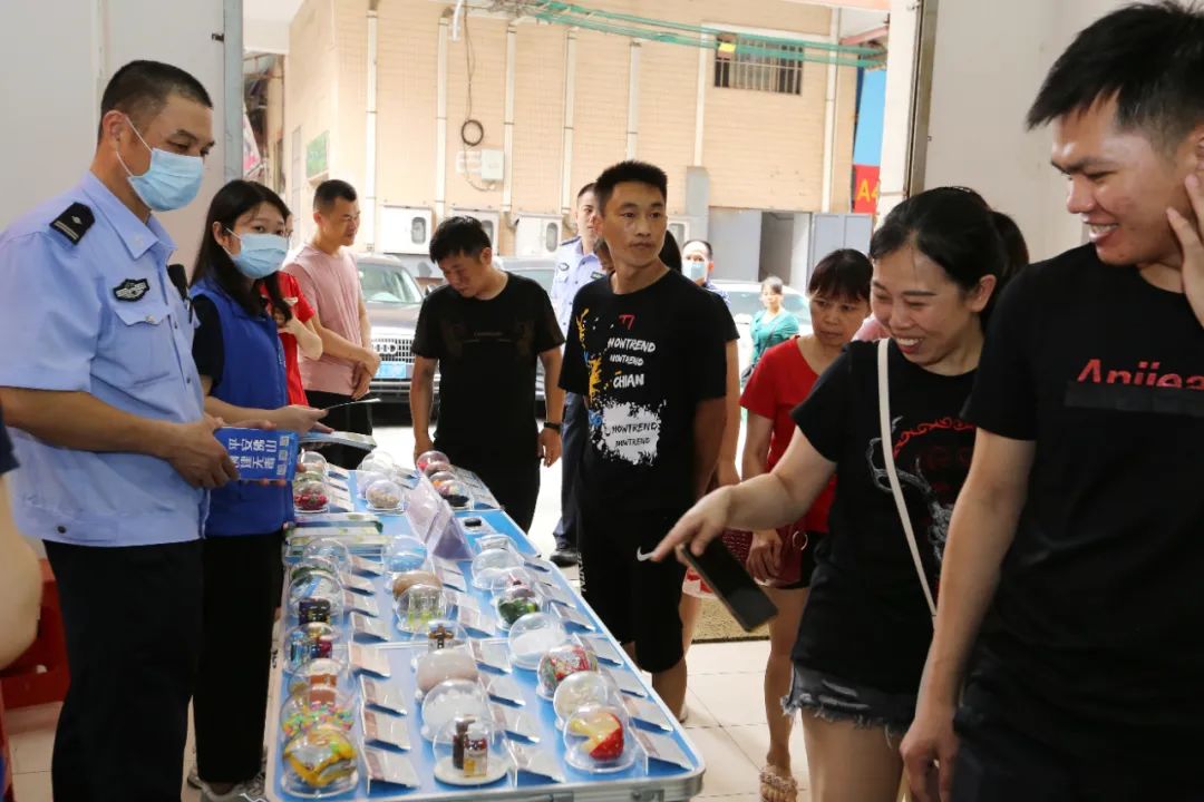 警察突访工厂食堂加油,警察突访食堂给员工加了一道硬菜