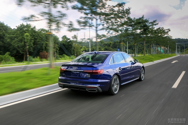 一鸣惊人鉴定,奥迪a4l45tfsi臻选动感型第一视角