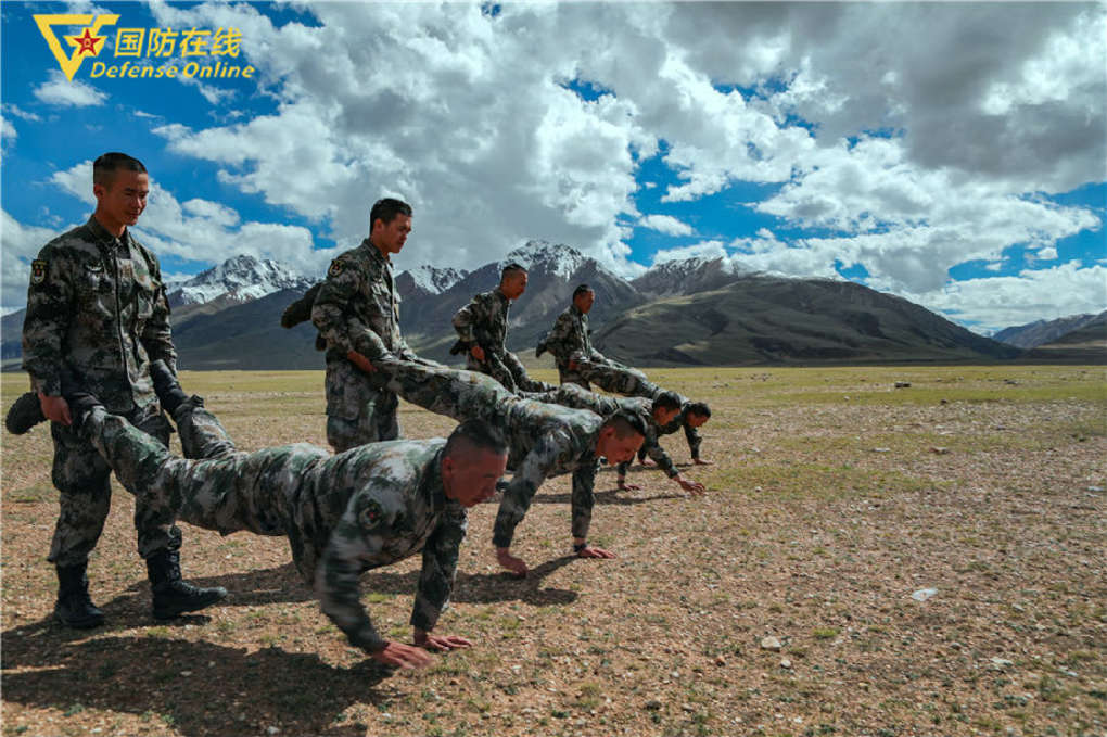 雨水裹着汗水海拔越*官高**兵的体能训练就越嗨