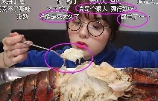 女子街头跟两名外国人热舞,几名女子街头跳舞