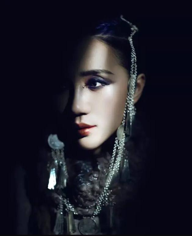 让《男人装》脱销的性感妖姬，如今更绝了