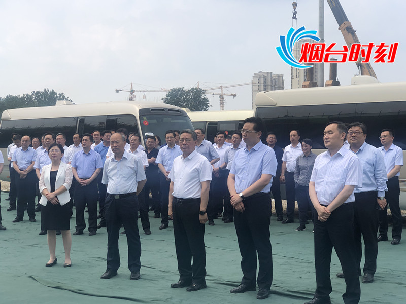 跟着领导参观考察,跟着领导会见政府领导到厂区参观