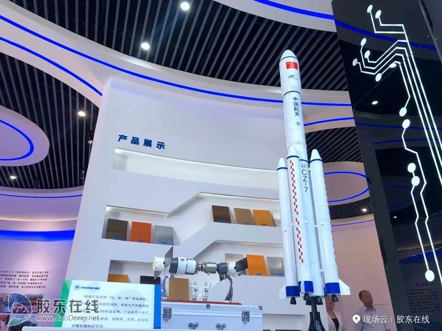 跟着干部视察工作,跟着领导们参观应该站在哪里