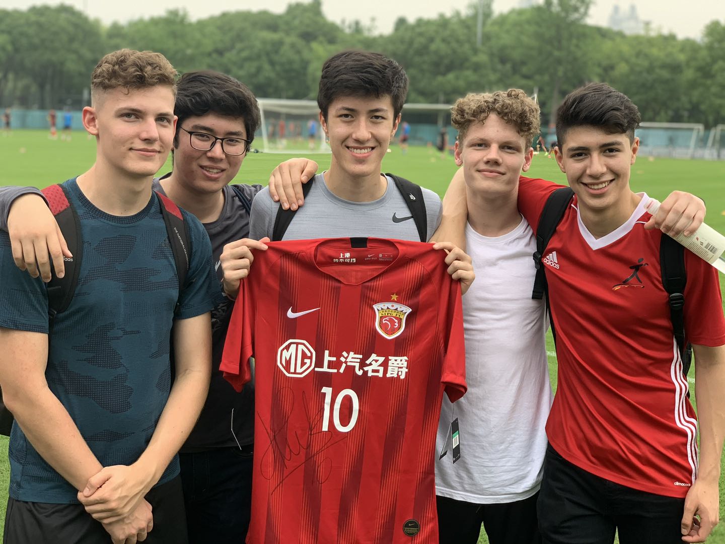 德国学生球迷也爱上港！胡尔克送签名球衣，女生们最崇拜……