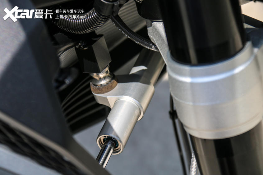 宝马f900r旅行版和运动版怎么选,新款宝马大小眼街车